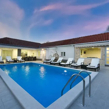 Mare - With Heated Pool Vila *