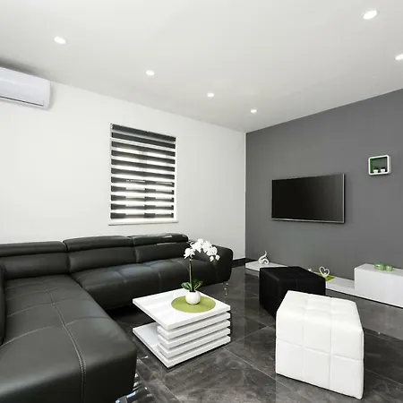 Vila Mare - With Heated Pool Zadar