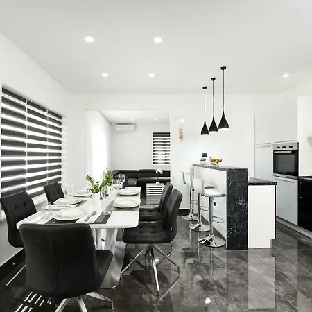 Vila Mare - With Heated Pool Zadar