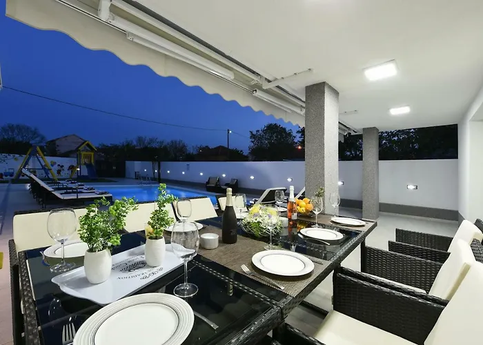 Villa Mare - With Heated Pool Zadar