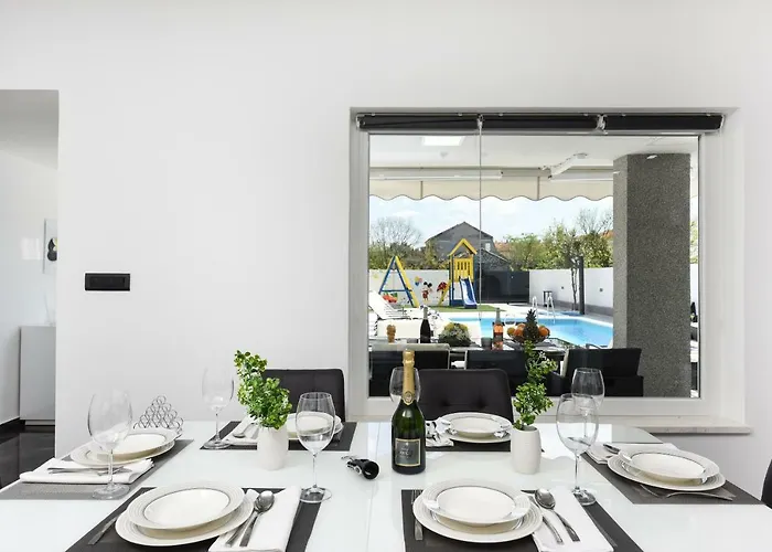 Mare - With Heated Pool Vila Zadar